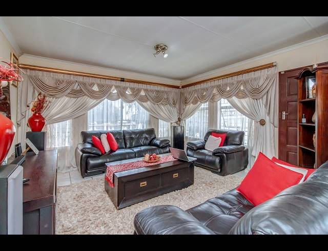 3 BEDROOM FREEHOLD TO LET IN COSMO CITY